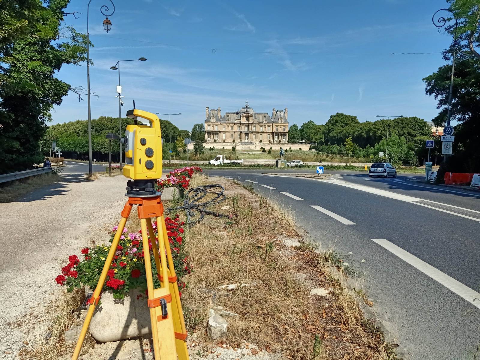 station robotisée devant le château de Maisons-Laffitte pour levé topographique du pont
