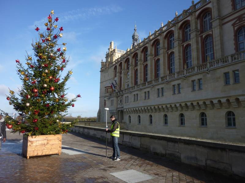 GPS et géomètre devant le château de Saint-Germain-en-Laye