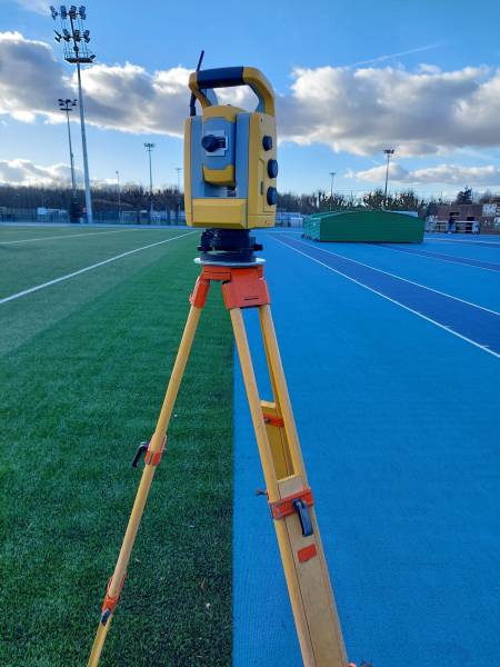 Station TRIMBLE sur un stade